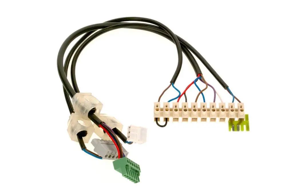 Kabel mit mehreren Anschlussleitungen, darunter grüne und graue Stecker, zum Einsatz in Bosch-Geräten.